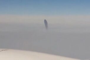 Черный НЛО над морем напугал пассажиров самолета (ВИДЕО)