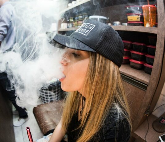 Налоговики в Бишкеке выявили точку по продаже запрещённых электронных сигарет