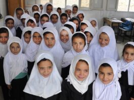 В Афганистане школьницам старше 12 лет запретили петь перед мужчинами