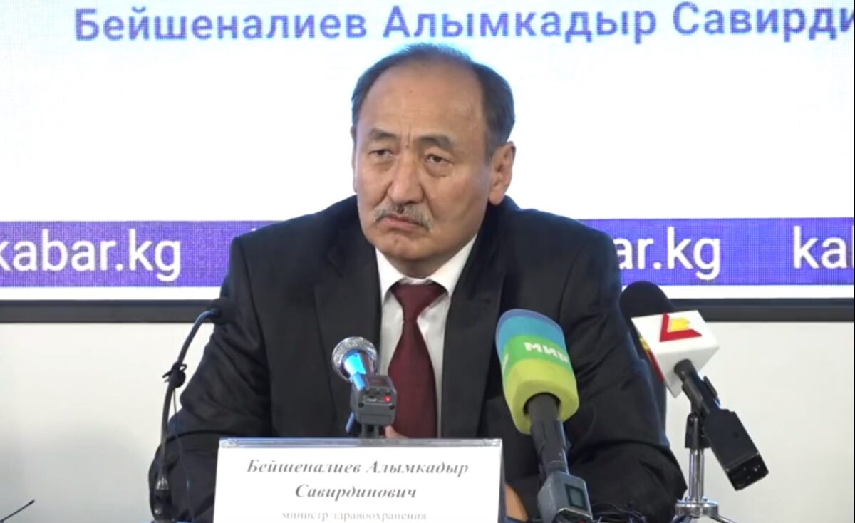 Депутат назвал главу Минздрава Кыргызстана предателем и снова обвинил в коррупции