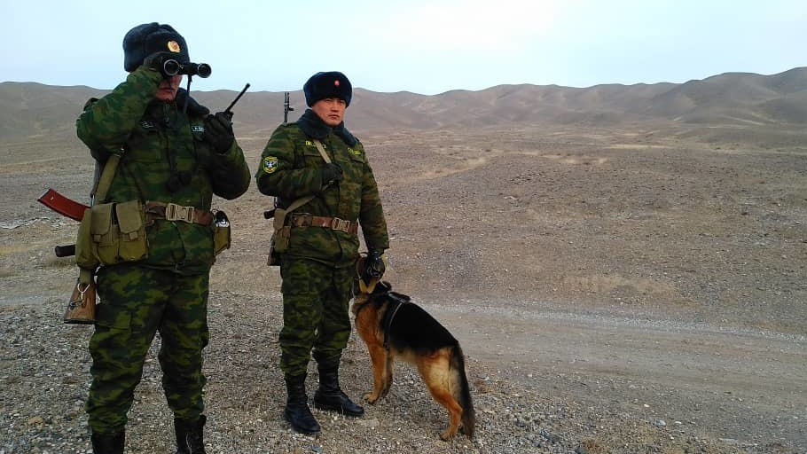 Пограничники Кыргызстана выявили незадекларированные 1,3 млн рублей и нашли ружье на границе с Узбекистаном