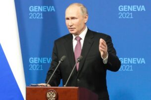 Дети в Африке называют Путина папой. С чем связан «бум» на флаги РФ? — СМИ США