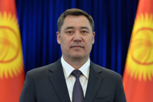 Садыр Жапаров среагировал на высказывания некоторых депутатов, обвинивших дунган в повышении цен на овощи Садыр Жапаров среагировал на высказывания некоторых депутатов, обвинивших дунган в повышении цен на овощи