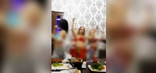 Власти Сырдарьи прокомментировали видео, на котором чиновники дают деньги полуобнаженным танцовщицам