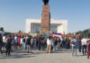 На площади Ала-Тоо проходит творческая акция «Ветер перемен» в честь 65-летия Алмазбека Атамбаева
