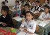 В Узбекистане школьницам разрешили приходить на учебу в платках и тюбетейках