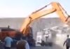 Из-за невыплаченной зарплаты водитель экскаватора уничтожил кабины самосвалов ковшом (видео)