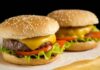 «Это не ты хочешь чизбургер, это твои бактерии хотят»: как общение бактерий и их разборки влияют на поведение человека