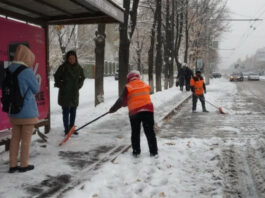 Как службы мэрии Бишкека встретили снежную ночь