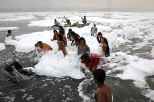 Священная река в Индии покрылась ядовитой пеной. Верующих это не смущает