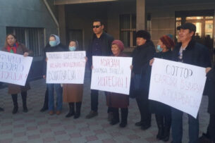 «Держат больше года без решения суда». Сторонники Фарида Ниязова и Равшана Джеенбекова вышли на мирную акцию