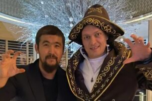 Криминальный авторитет Дикий Арман подарил казахский чапан Александру Усику чемпиону мира по боксу