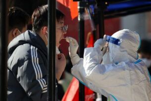 Коронавирус: половина Европы заразится «Омикроном» в течение двух месяцев, в Китае еще один город закрыт на карантин