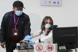 Мигранты в России получат патенты в виде карт-чипов с отпечатками пальцев