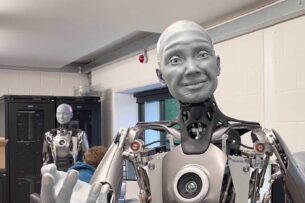 Создан робот, пугающе похожий на человека: видео