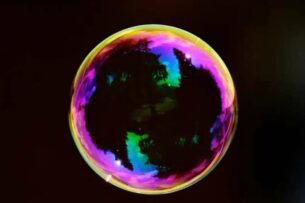 Физикам удалось создать «мыльные пузыри», которые продержались больше года