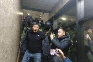 Болот Темиров рассказал, что происходило после того, как его насильно вывели из зала суда в Бишкеке