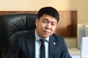 Пресс-секретарь президента Кыргызстана призвал США не вмешиваться во внутренние дела страны