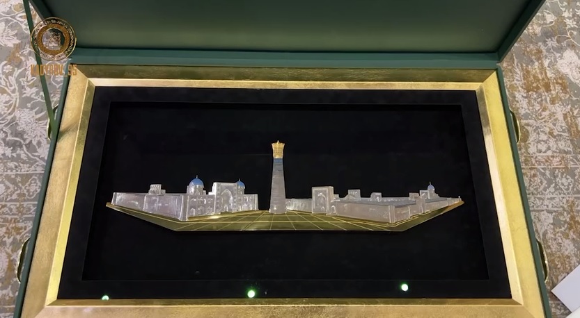 Шавкат Мирзиёев подарил Рамзану Кадырову уникальную 3D-картину ручной работы