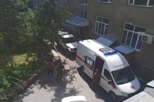 Алмазбека Атамбаева привезли в кардиологический центр