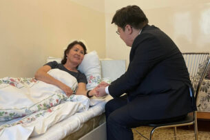 Супруга Алмазбека Атамбаева в больнице из-за болей в сердце