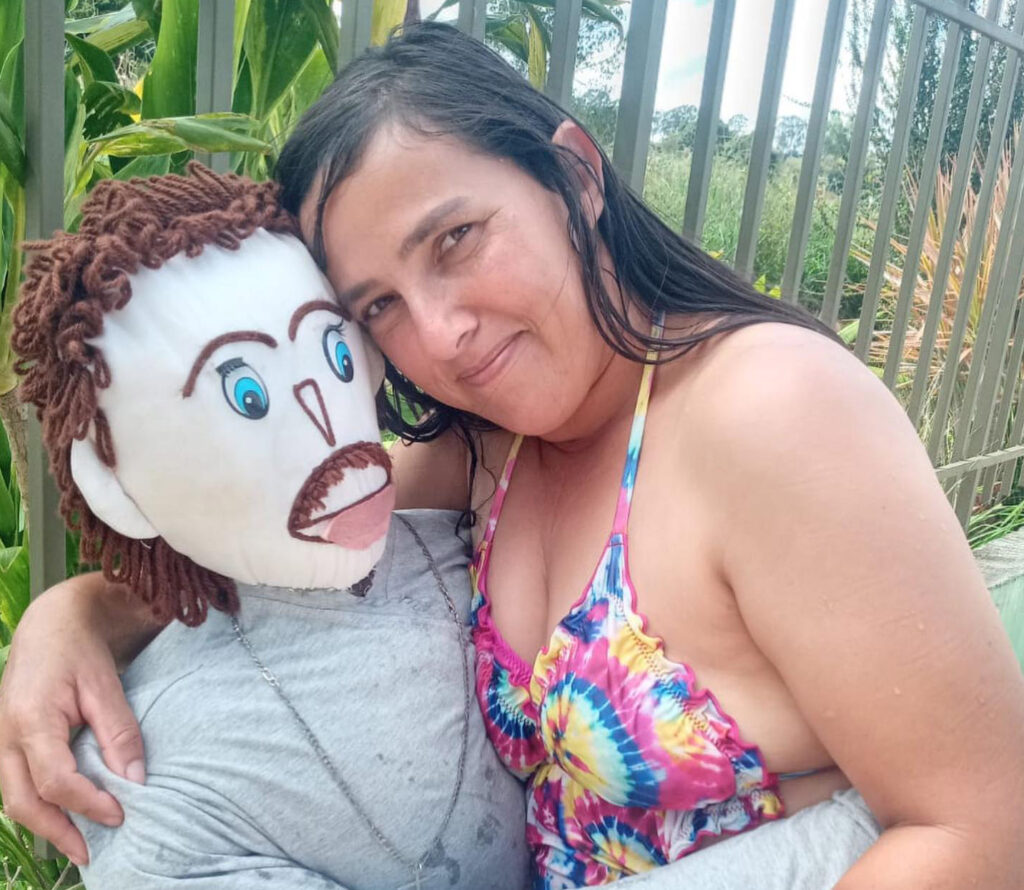 В Бразилии женщина вышла замуж за тряпичную куклу