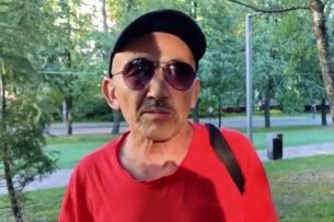 Дворник из Кыргызстана в Москве нашел в мусорном баке тысячу долларов. Искал хозяина денег, а потом обратился в полицию