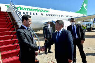 Президент Туркменистана прибыл в Кыргызстан
