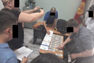 Семейный врач пытался дать взятку сотруднику ГКНБ Кыргызстана, чтобы скрыть поддельный диплом