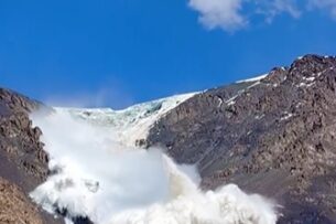 Иностранец снял обрушение ледника в ущелье Джууку на Иссык-Куля