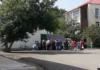 Жителей Туркменбаши вынуждают покупать резиновые сапоги на одну ногу в нагрузку к муке