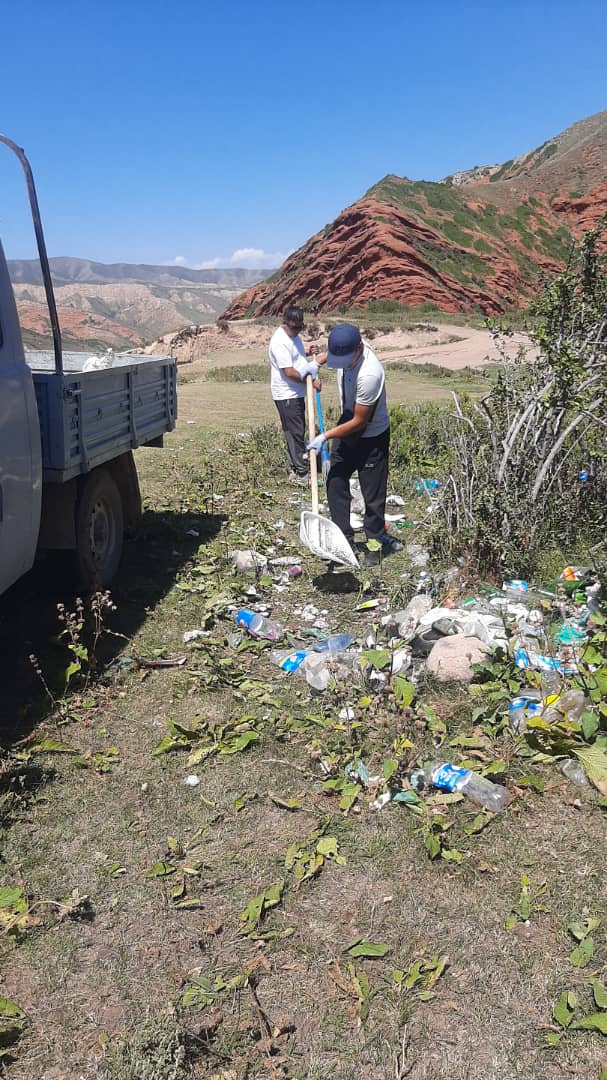 Скопление мусора у выезда на джайлоо "Уч булак" убрано по требованию госинспекторов Минприроды