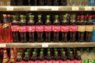 Coca-Cola из Кыргызстана с зеленой крышкой начали продавать в Новосибирске