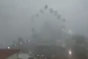 В Италии шторм превратил колесо обозрения в ветряную мельницу