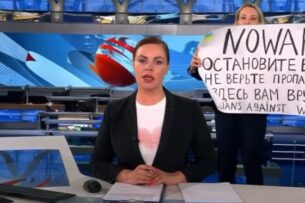 На экс-редактора российского Первого канала Марину Овсянникову завели дело о «военных фейках»