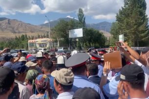 В Нарынской области жители вышли на митинг против разработки месторождения Жетим-Тоо