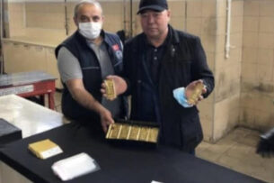 В соцсетях спорят по поводу фото брата Садыра Жапарова с золотыми слитками в руках