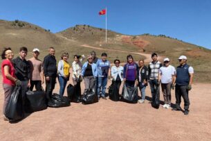 Сторонники Алмазбека Атамбаева четыре дня на Чункурчаке убирали мусор после празднования Дня независимости