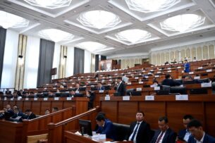 В Жогорку Кенеше требуют отставки посла Кыргызстана в РФ и выступают против открытия филиала «Азаттык»