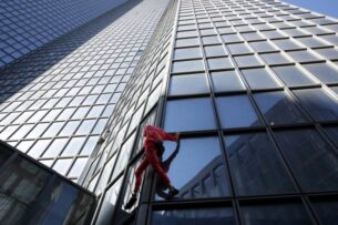 Французский «Человек-паук» взобрался на небоскреб, чтобы отметить 60-летие. Без страховки