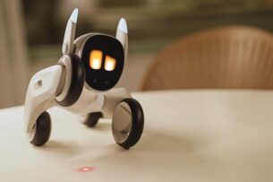 Представлен самый милый робот Loona с распознаванием эмоций. Он может полностью заменить домашних питомцев