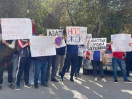 В Бишкеке устроили митинг с требованиями закрыть «Азаттык», «Клооп» и «Кактус»