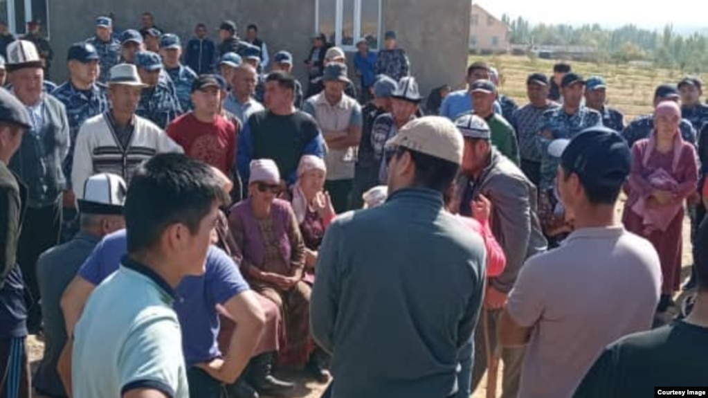 В Узгенском районе жители вновь собрались на акцию по вопросу Кемпирабадского водохранилища