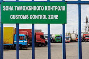 Российские таможенники конфисковали и передали соцучреждениям крупную партию обуви, которую везли из Кыргызстана