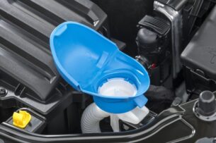 Замерзла жидкость в бачке омывателя авто — что делать?
