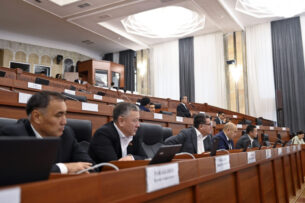 В парламенте Кыргызстана в первом чтении поддержали изменения в закон о гарантиях президенту и статусе экс-президента страны