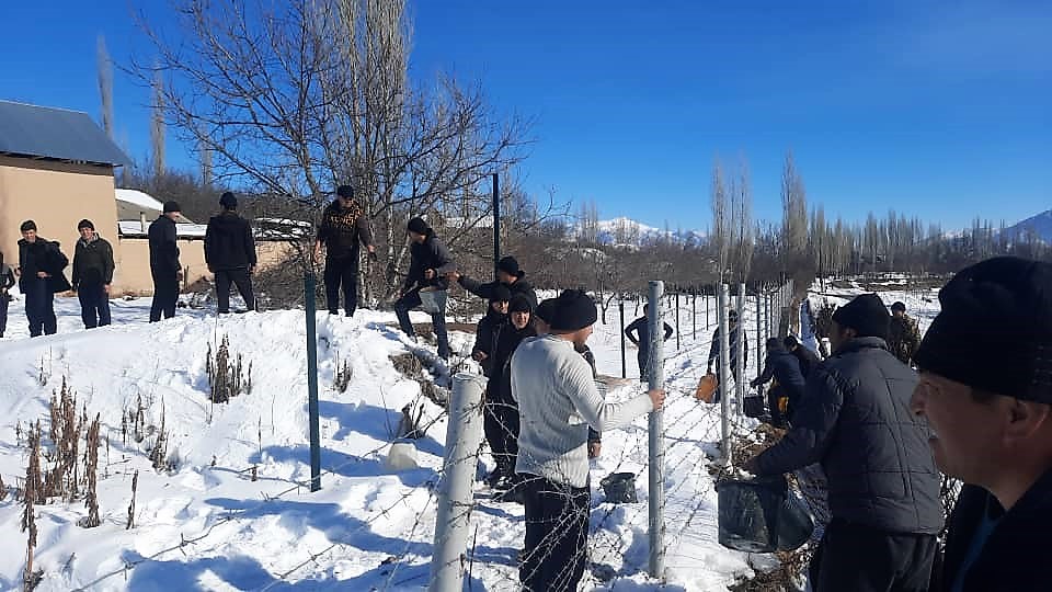 Пограничники Кыргызстана помогли гражданам Узбекистана потушить пожар