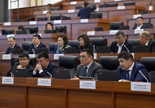 СМИ: В парламенте Кыргызстана создана инициативная группа по самороспуску