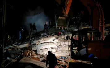 В Центральной Турции зафиксировано новое землетрясение магнитудой 7,7 . Число жертв уже превысило 2300 человек