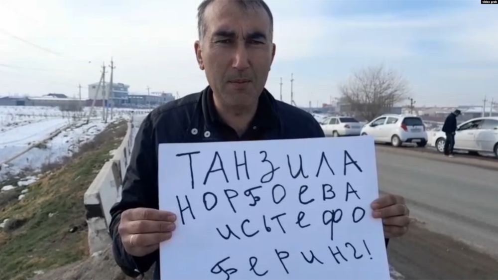 Арестован блогер, требовавший отставки главы Сената Узбекистана
